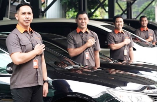 Keuntungan Memilih Layanan dengan Driver di Sewa Mobil Jakarta