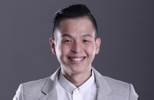 Biographi Ernest Prakasa, Perjalanan Karier dari Stand Up Comedy Hingga Sutradara Handal