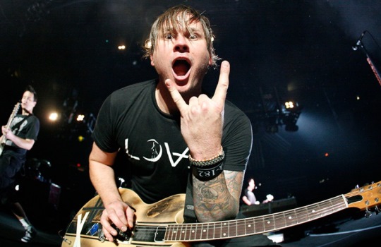 Kehidupan dan Karier Tom DeLonge yang Penuh Warna dari Punk Rock hingga Dunia Alien